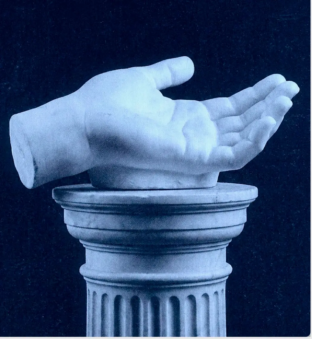 Skulptur av en utsträckt hand på kolonn