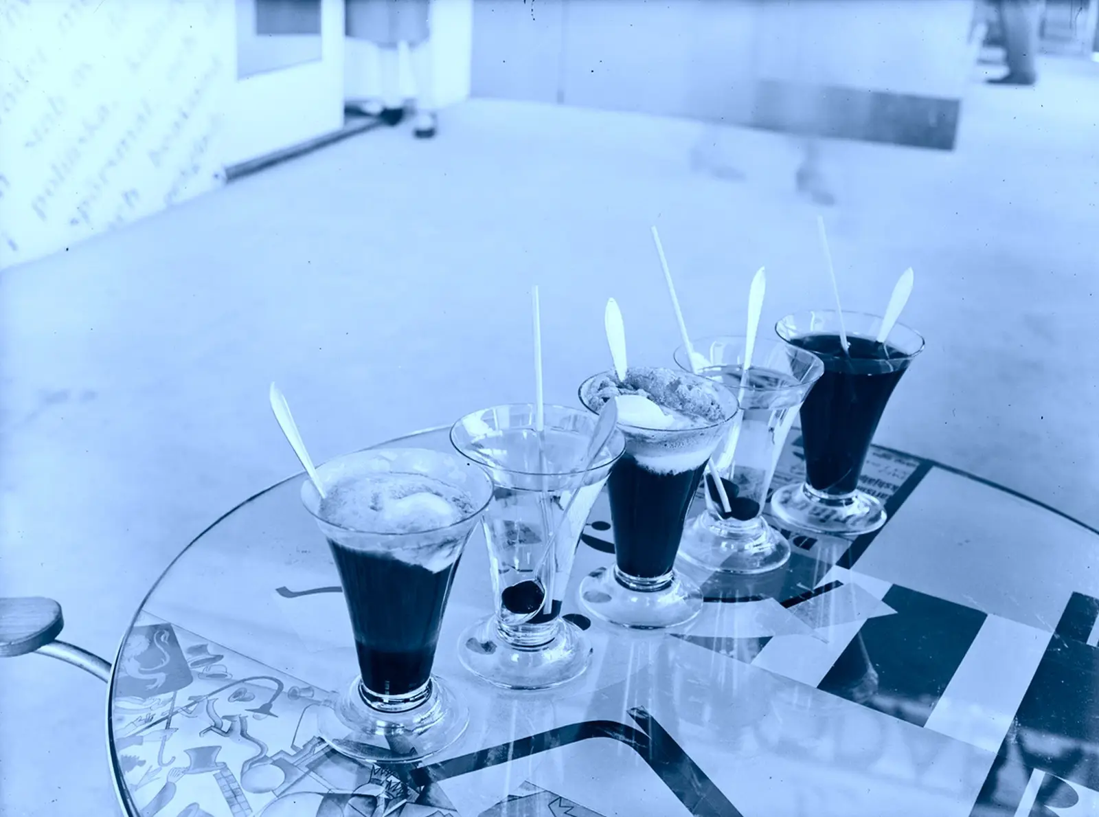 Närbild på män i kostym vid en bardisk med drinkar